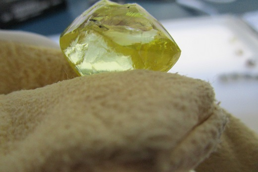 intezivně žlutý diamant