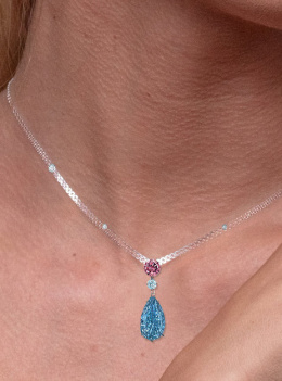 náhrdelník s modrým diamantem